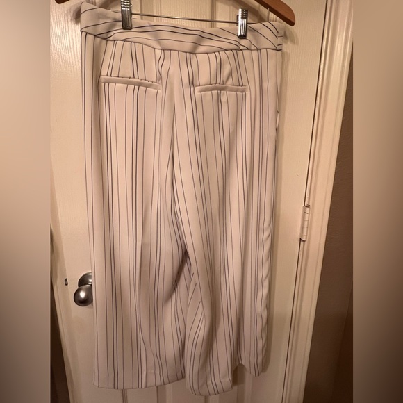 NWT Banana Republic cropped wide leg white pants w/ navy pinstripes, size 6P - Picture 3 of 8